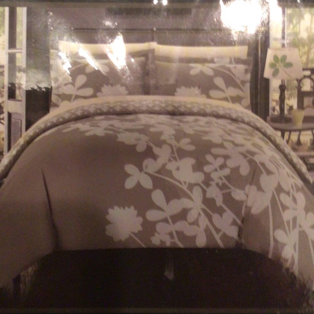 Queen Duvet Set, 3 piece with Shams. Cala Lily
Gray and White 90 x 92 in.